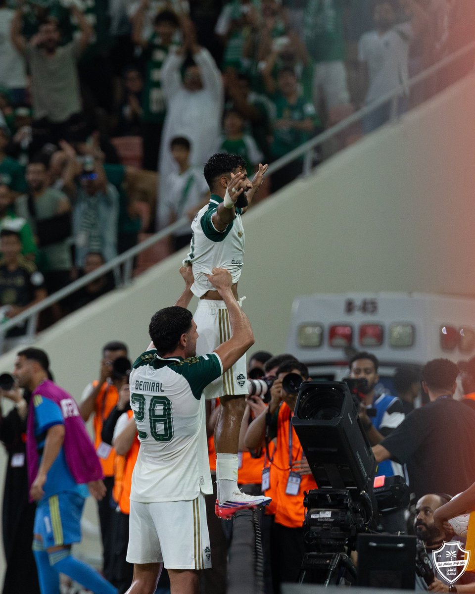 h_m_454's tweet photo. والله اني عارف لا هاشتاق  
ولا استهجان في ملعب 
ولا عدم حضور 
كلها ما راح تغير شي 
لكن بشارك لعلى يتغير ويجينا دعم 

#محور_للاهلي_مطلب_يالصندوق https://t.co/Ehb2bbOW7s