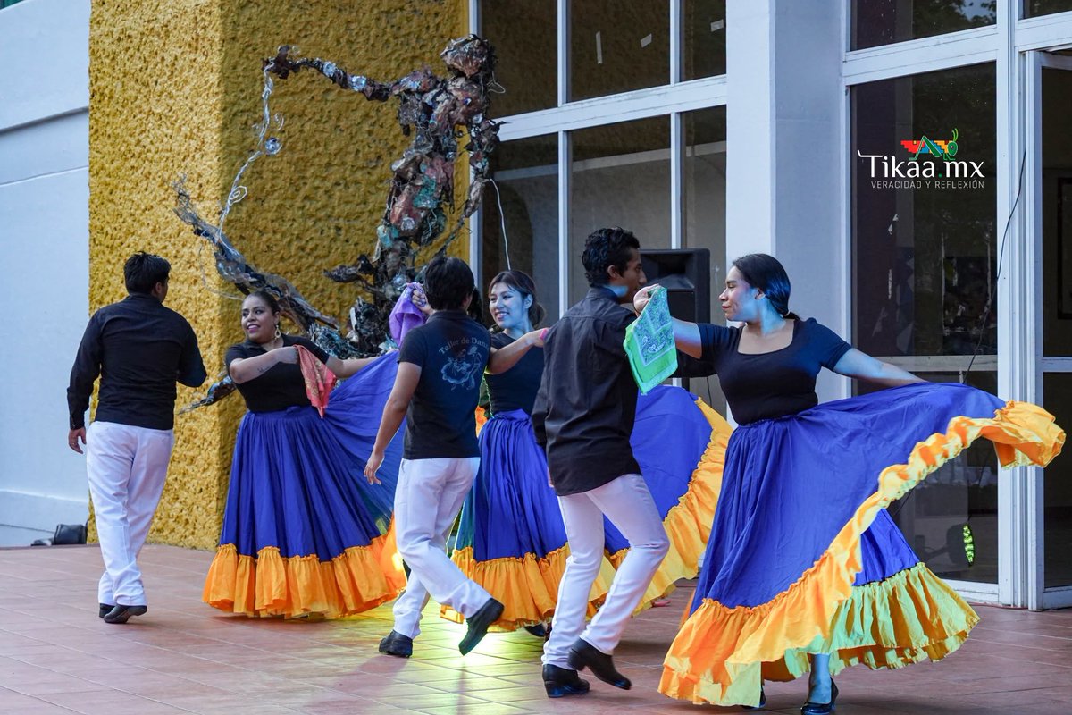 TikaaMx's tweet photo. 🎭 La UABJO armó su propio universo cultural. La explanada del Teatro Universitario se llenó de música, teatro y danza con la participación de agrupaciones de la comunidad universitaria. Una tarde distinta en Ciudad Universitaria, porque entre clases también cabe el arte. #UABJO https://t.co/cCHJdbqqPE