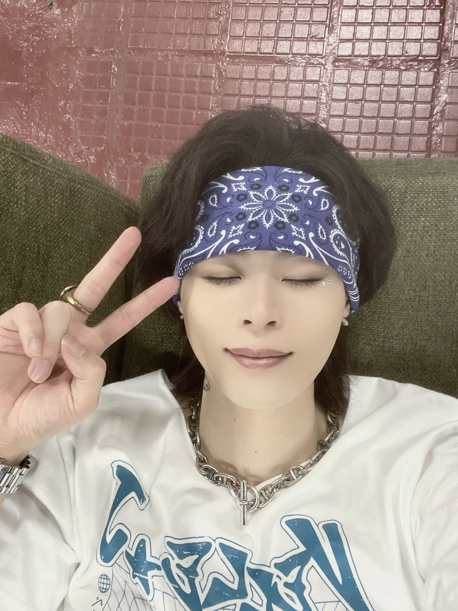 VELLE_yusuke's tweet photo. ツアーファイナル
限界突破サバイバーしてました
愛し愛されこんなにも1つになれたライブ初じゃないか
最初から最後まで最強最幸のツアーでした
VELLE.Jでいれてべるふるに出会えてほんまに幸せです
本当に出会ってくれてありがとう

VELLE.J最高すぎるやろがい！！！！！

#ベルエージェー https://t.co/CoaB6tNjB0