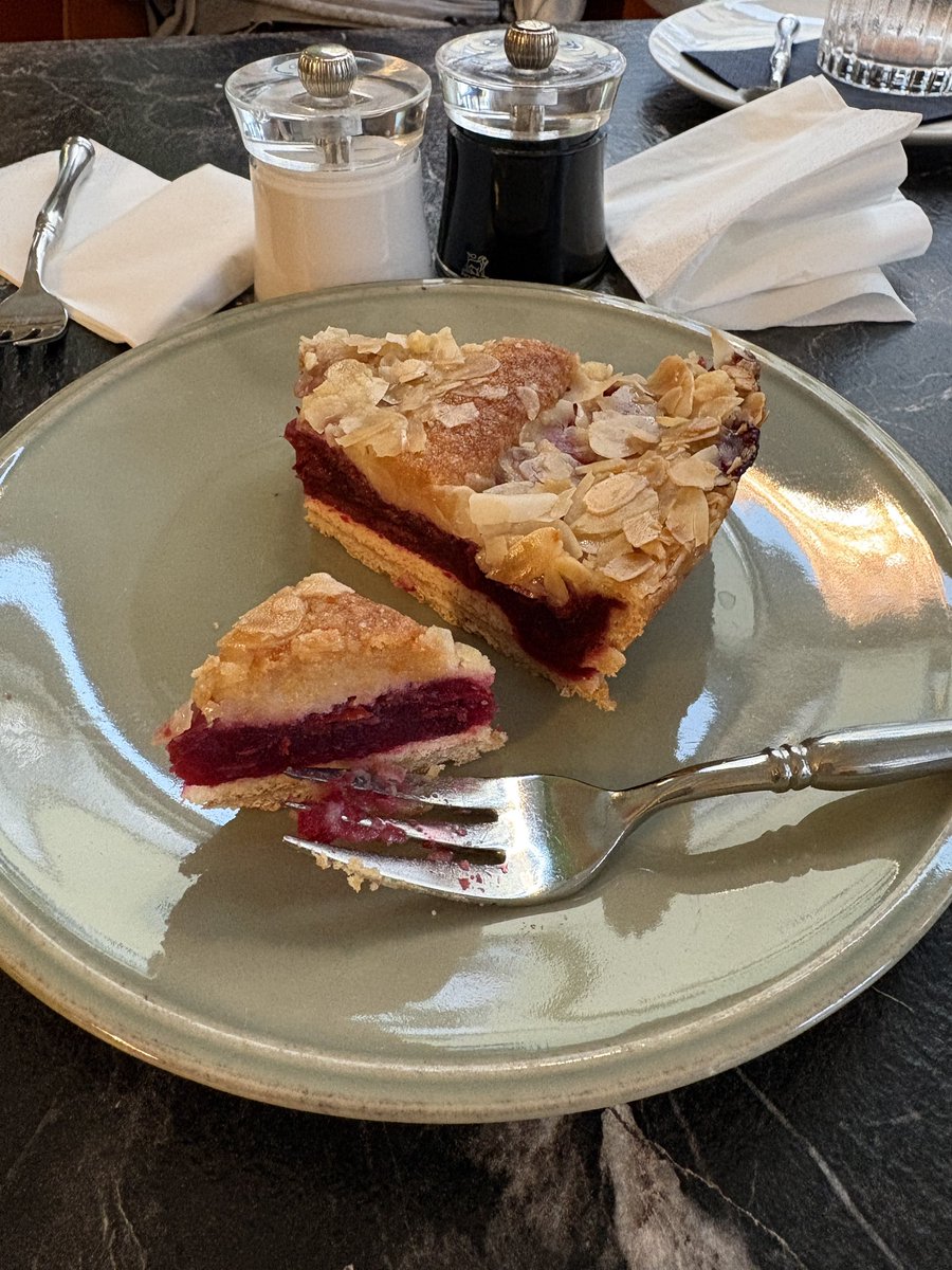 chiyopon's tweet photo. 大学の後は街に出て川沿いを歩き、素敵なカフェでお茶&amp;軽食。薄いピザみたいなのはフラムクーヘンというらしい。スイススタイルを選んだら胡桃といちじくが乗っていた。タルトはチェリー。どっしりとして美味しかった。 https://t.co/ReIVbW5SwM