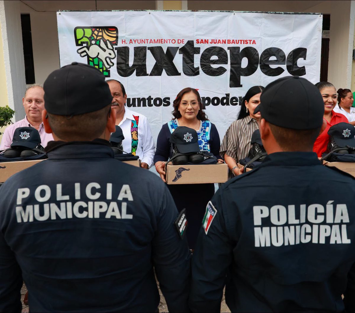 Imagen_Oax's tweet photo. Entregan uniformes y certificados a policías municipales de Tuxtepec 

La secretaria ejecutiva del Sistema Estatal de Seguridad Pública, Karina Barón @KarinaBaronO , realizó la entrega de uniformes completos a las y los elementos de la Policía Municipal de San Juan Bautista Tuxtepec. 

Durante la jornada también fueron entregados Certificados Únicos Policiales y resultados de las Evaluaciones de Control de Confianza, como parte de las acciones encaminadas a fortalecer la profesionalización y dignificación de la corporación municipal. 

#OaxacaSegura #Seguridad #Tuxtepec