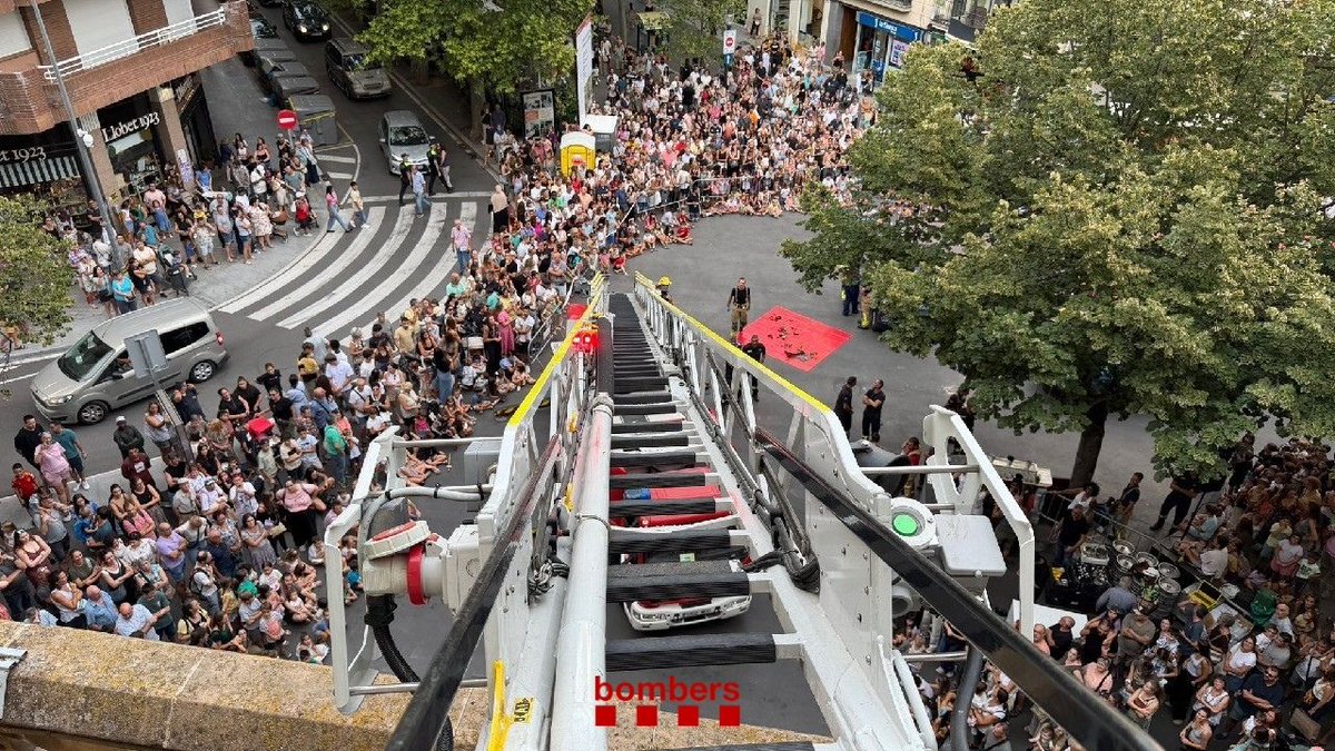 bomberscat's tweet photo. Aquesta tarda en motiu de la Festa Major de Manresa (@ajmanresa), @bomberscat hem estat fent dues demostracions simultànies obertes al públic. Una d'excarceració de vehicles en accidents de trànsit i l'altre de treballs en alçada per rescats i evacuacions. 📸🚒 https://t.co/08cIKSB7IE