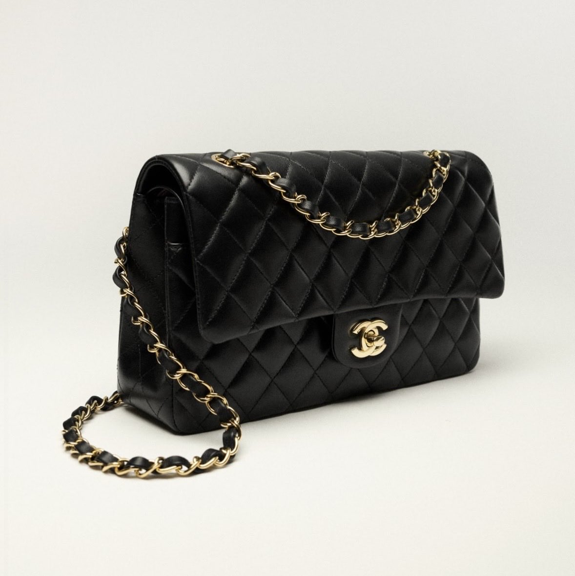 ANA21888's tweet photo. a black Chanel bag will always be a good idea https://t.co/JNL9M0JtCz