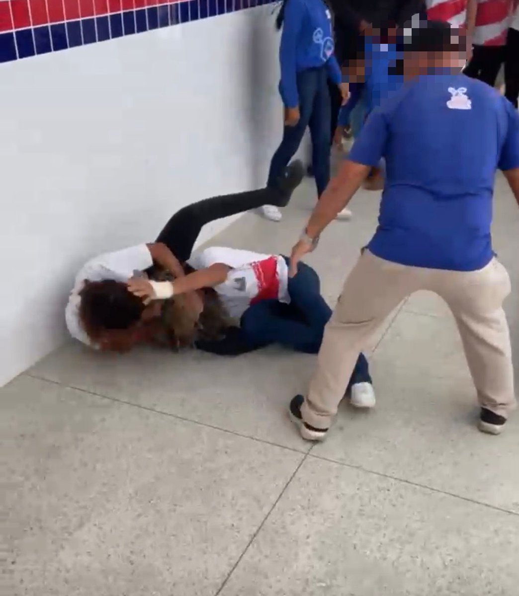 valefm102_3's tweet photo. Alunas trocam agressões em escola de Amargosa https://t.co/Elrj7uVtkj https://t.co/caAXZBxw3x