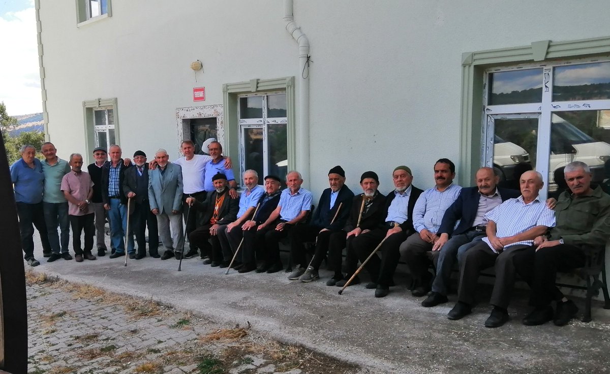 HasanErdogan006's tweet photo. Resüloğulları Camii adını;
Dörtkonak Köyümüzün kurucusu,
İmam/Hatibi ve kanaat önderi olan, 
Hacı/İmam dedemizin çocukluğu ve gençliğinin geçtiği,
Babası ve kardeşlerinin bu mahallede yaşadığı soydan almaktadır.

Mctoninay Fatih Tekke Ekrem İmamoğlu https://t.co/eO9iBFklQr
