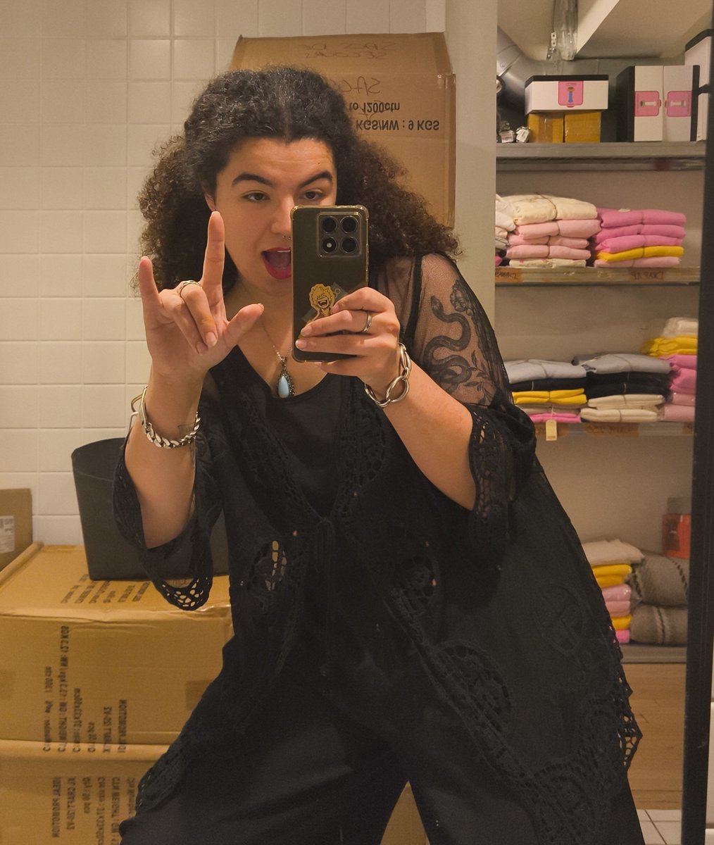 ch4m4l0's tweet photo. Work selfie ig https://t.co/Y8LY335FQY