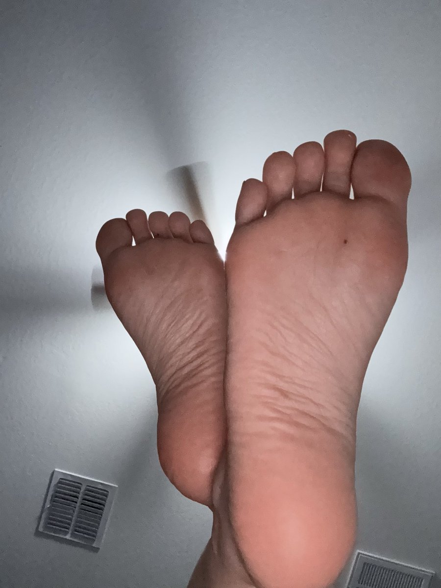 TippiToeBeanz48's tweet photo. Caught You Looking  in 4K 

POV: the toe beans noticed you staring 👀👣😂
Rate the soles 1–10 ✨
#feet #feetfetısh #feetworshi̇p #feetِ  #feetfetıshly #soles #toes #funwithfeet https://t.co/i1N82yIlnb