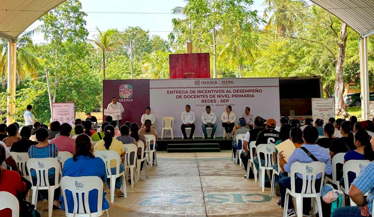 IEEPOGobOax's tweet photo. En rep. del dir. gral. del IEEPO, @EMILIOMONTEROP, el subdirector Ejecutivo, Javier Martínez López, encabezó en San  Juan Bautista Tuxtepec el inicio del pago de incentivos del programa #REDES-SEP a docentes, quienes recibirán el apoyo con base a una calendarización por regiones. https://t.co/ZFXkkqOSBH