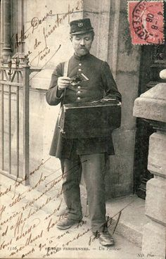 TheodorCarvalho's tweet photo. Correios é um patrimônio nacional: 363 anos levando o Brasil aonde o lucro não chega. Do Oiapoque ao Chuí, a empresa que não abandona ninguém

Os Correios é a empresa mais antiga em atividade no Brasil: o serviço postal oficial começou em 1663. Não foram criados para maximizar lucro. São um bem social e uma estatal estratégica cuja missão é universalizar o acesso do Oiapoque ao Chuí, nas cidades grandes e nas vilas isoladas.

Que empresa privada quer entregar mercadoria em todo o território, se embrenhar na Amazônia para levar uma carta ou manter rotas deficitárias? Quase nenhuma. O nome disso é função social. Os Correios vão aonde as outras não vão e estão presentes nos 5.570 municípios do país, dando lucro ou não.

Nenhuma outra empresa brasileira opera com essa abrangência. Além das cartas e encomendas, a estatal entra na logística de serviços essenciais ligados à saúde pública. Usa barcos e agências fluviais para alcançar comunidades ribeirinhas e ajudar a garantir acesso ao SUS em áreas isoladas.

A privatização, por isso, nunca deveria ser sequer cogitada. Empresa privada não assume, de forma estável, o ônus de conectar o interior remoto. Nos Estados Unidos, o USPS também não é tratado como negócio comum: mesmo com prejuízo em vários períodos, permanece serviço público e não foi privatizado. 

O foco é a cobertura universal, não o balanço no curto prazo. Manter os Correios públicos é preservar a conexão de milhões de brasileiros que o mercado, sozinho, deixaria de fora.