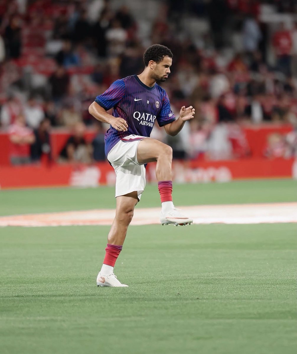 JuL2675's tweet photo. À la mi-temps, je bouge Warren au milieu et je fais sortir Beraldo pour faire entrer Lucas Hernandez ou Lucas Digne. Il faut surtout trouver une solution pour reprendre le contrôle du jeu, parce que Beraldo-Vitinha, ça manque clairement de complémentarité. https://t.co/QUxkug0UHW
