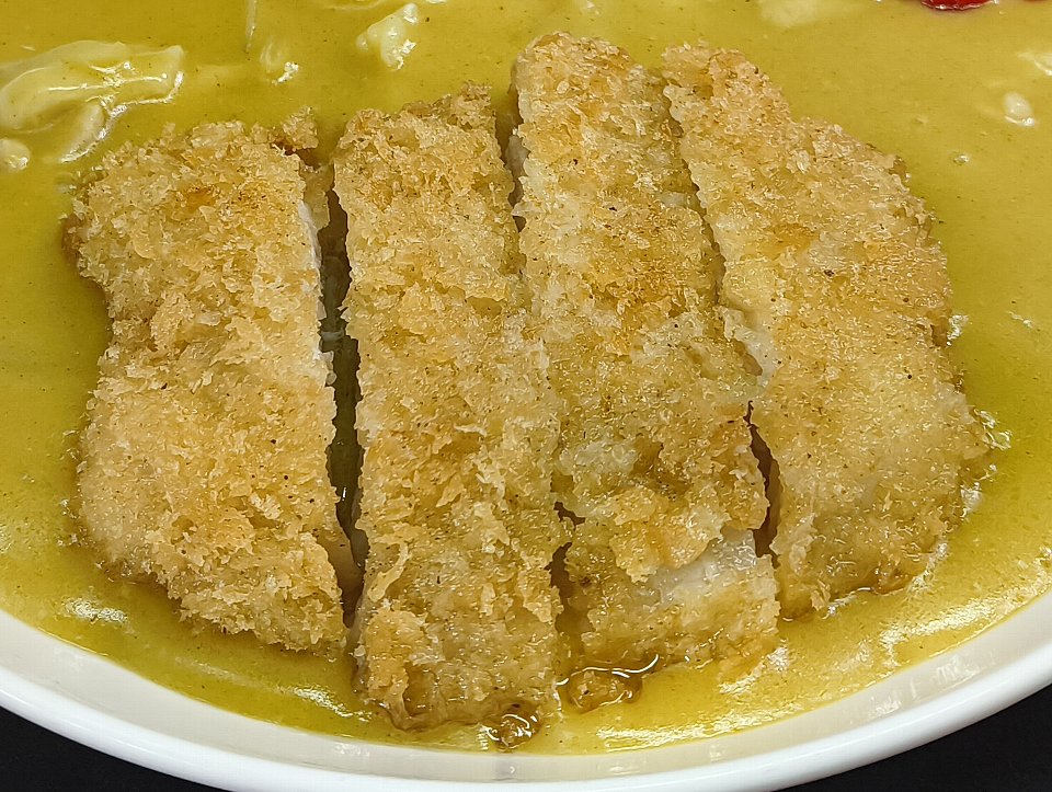 pinkhip's tweet photo. 巷に溢れるスパイスカレーや欧風カレーとは一線を画す、これぞ正統な蕎麦屋の、真実の「黄色いカレー」なのだ。
出汁の旨みがギュッと詰まったカレーソースを一口含めば、懐かしさと力強さが同時に押し寄せてくる。
ほんのりとカレーの風味を感じ、そしてトロミ加減と塩加減が抜群なのだ。
正にこの塩味、あーこの味だよな、と一ヶ月振りの再会を喜ぶのだ（笑）。
サクッと揚げられたカツをこの黄金色の海に潜らせて食べれば、その熱い肉の塊に頬も緩むのだよ。
世の中にはいろんなカレーがあるけれど、あたしにとっての正解は、いつだってこの黄色の中にある。
今日もこの味に再会できた喜びを、キンと冷えたビールの余韻とともに噛み締める。
いや、「世界一うまい蕎麦屋のライスカレー」、その名にそぐわない「カツカレー」は最高にうまかったのだよ（笑）。