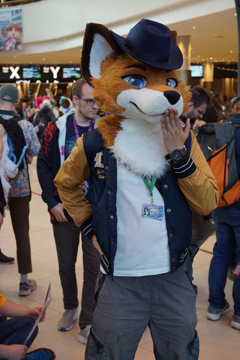 SenriZeron's tweet photo. @BlizzyWrites looking very dapper and stylish! #Eurofurence #Eurofurence30 #EF30 https://t.co/1LP3af5oPU