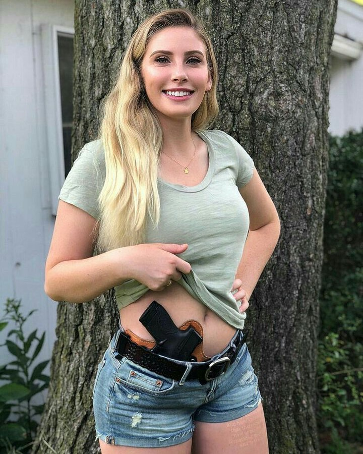 Emily35hp's tweet photo. You pull up to pick your girl up for a date and you find her like this   What do you do? https://t.co/knxnG14Bd9