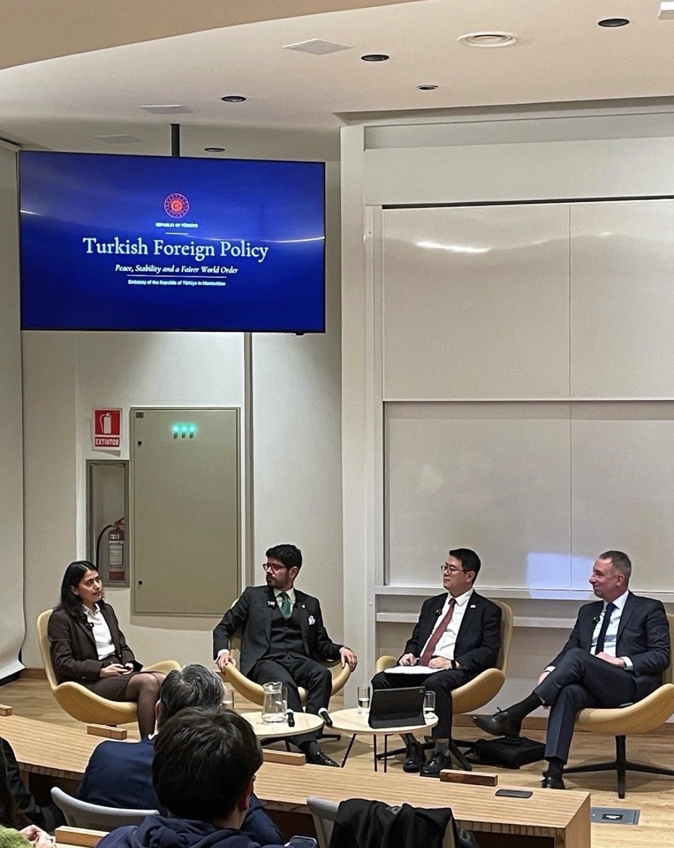 TC_MontevideoBE's tweet photo. Montevideo’daki 🇹🇷🇲🇽🇰🇷 Büyükelçilikleri olarak ORT Üniversitesi’nde MIKTA’nın küresel diyalog ve iş birliğine ilişkin vizyonunu ve ülkelerimizin dış politikalarını sunduk. Mutfaklarımızı ve kültürlerimizi paylaşırken MIKTA’nın “çeşitlilik içinde ortaklık” ilkesini de vurguladık. https://t.co/GJd6FCb3D4