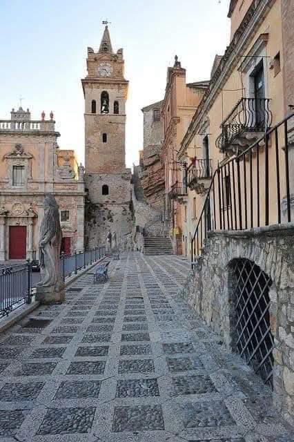 Maurizi063's tweet photo. Caccamo è un borgo medievale dalla storia millenaria. Sorge sul versante di una ridente collina, ultima pendice del monte San Calogero. Bellissima città d'arte . Sicilia. https://t.co/9FDiq7X6my