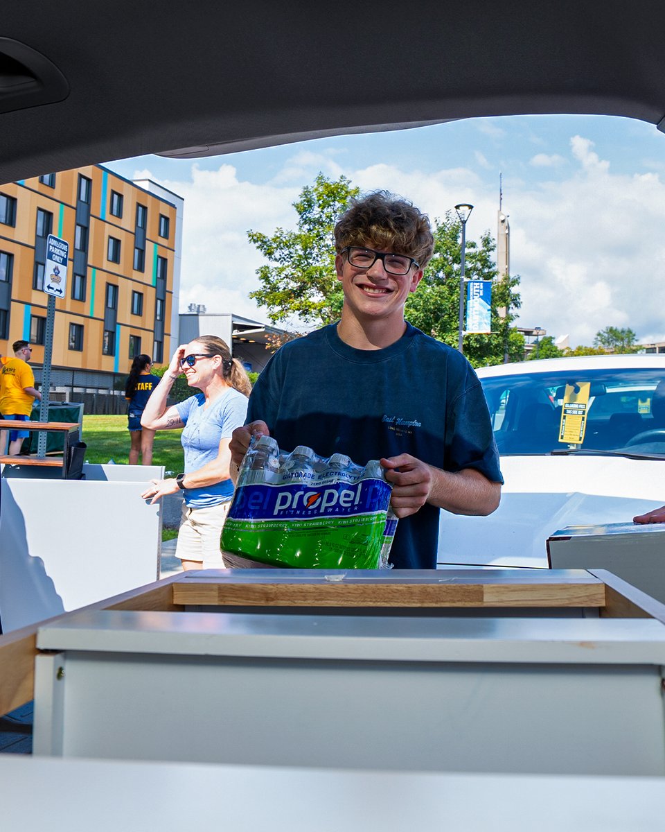 UMassD's tweet photo. Move-In Day scenes and smiles.📸 https://t.co/nriYrfKKqP