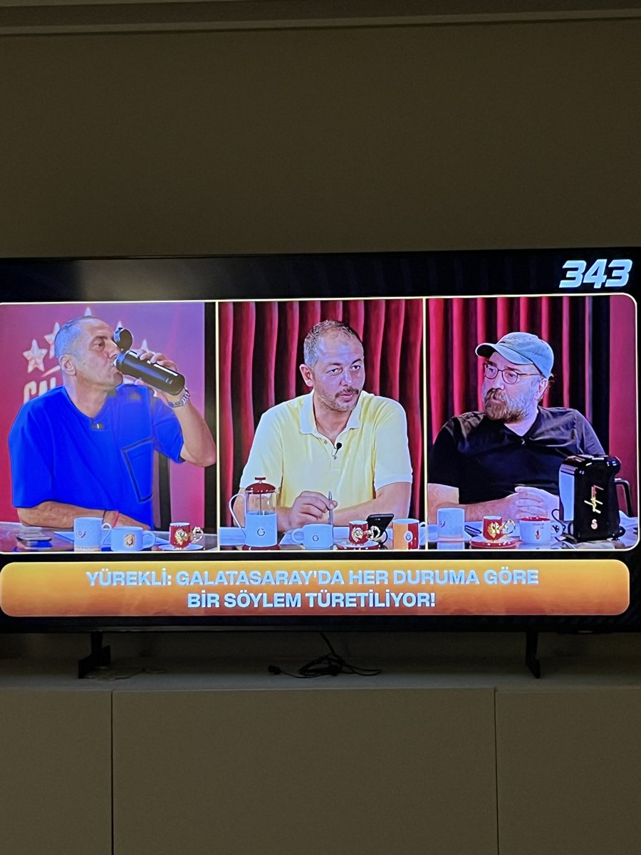 arfgdkk's tweet photo. @ibrahimseten 

Galatasaray taraftarıyım, şu soldaki maviliyi gönder abicim. 10 dk ancak izleyebildim. Sürekli gergin, sinirli sinirli, sürekli yüksek ses.. 
küfür kıyamet kapattım televizyonu https://t.co/lPZjPq6jyc