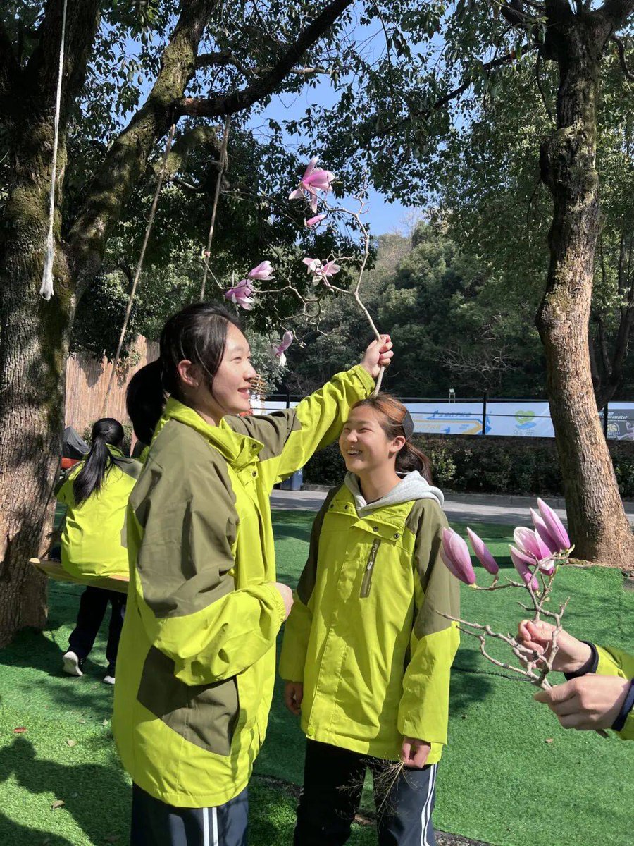 lisylima95's tweet photo. [周末带上萌娃解锁自然课堂！蹲在草地上找小瓢虫，举着风车追光斑，风都裹着软乎乎的笑声～]， https://t.co/W7lEGfOfcw