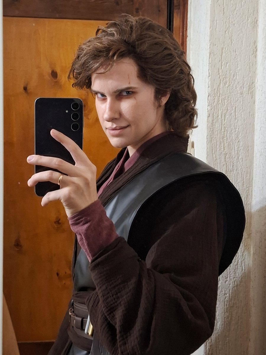 ByVikushat's tweet photo. My Anakin cosplay is finally done!! https://t.co/T5k6rAAqib