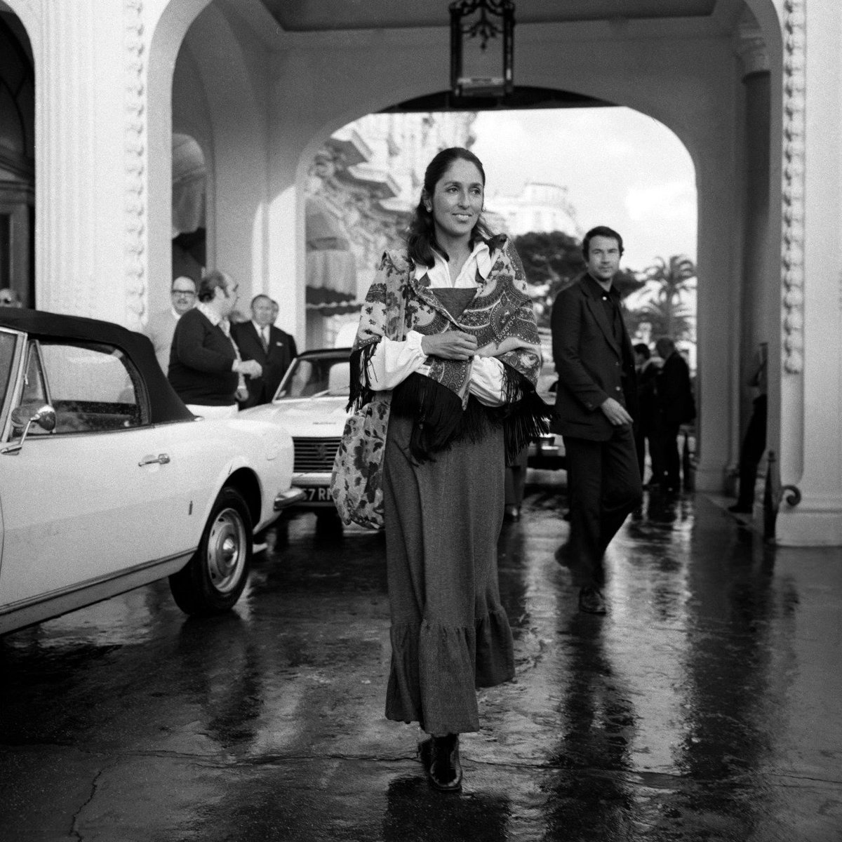 silksofbohemia's tweet photo. Joan Baez photographed at the Cannes Film Festival in May 1971 by Gilbert Tourte/Gamma-Rapho. https://t.co/oIAfPjW6Qk
