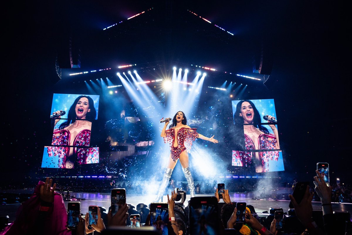 katydailybrasil's tweet photo. Screen Zealots atribuiu nota máxima ao filme “The Lifetimes Tour: Live From Paris” em avaliação registrada no Rotten Tomatoes. 

“(…) Um filme de show muito divertido, chamativo sem desculpas, enérgico do início ao fim e completamente comprometido em dar ao público um tempo de qualidade. Para os KatyCats, é uma obrigação. Para todos os outros, é um convite bastante irresistível para se divertirem fabulosamente”