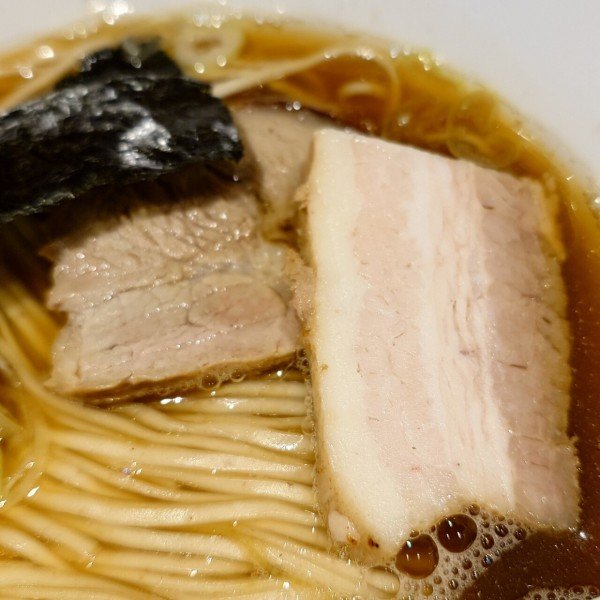 hiro_ramenzuki's tweet photo. ラーメンABE’s  “ 煮干しならではの芳ばしい風味と仄かな苦味にちょっと強めに効いた醤油が、絶妙の組合せ！自家製麺が実に好相性で、秀逸な旨さです❗(￣▽￣)b ” ブログ更新しました。

ラーメンＡＢＥ’ｓ【煮干ラーメン】＠静岡市葵区沓谷

https://t.co/0EVlGv2wol

#ラーメンABE’s #ラーメンアベズ #煮干ラーメン #静岡県 #静岡市葵区 #煮干し #醤油 #夜ラー #ラーメン #中華そば
