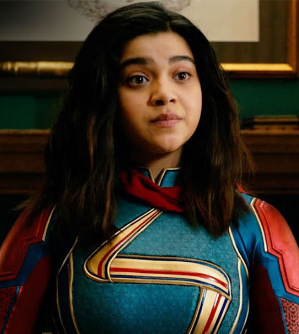 SiteJamesons's tweet photo. TEORIA! A Marvel lançou no YouTube o podcast “Contagem Regressiva para Vingadores: Dr. Destino”, apresentado por Frank Alvarez e Iman Vellani, nada menos que a própria Ms. Marvel do MCU.

Os fãs mais atentos perceberam um detalhe curioso: a dupla grava o programa sentados nas clássicas cadeiras de set de filmagem de Hollywood. Que também são as mesmas usadas na famosa “live das cadeiras” da Marvel, quando revelaram o elenco do novo filme dos Vingadores.

A partir disso, surgiu uma fanfic que deixou muita gente animada: e se, no último episódio do podcast, Iman se levantasse e na cadeira aparecesse seu nome, confirmando oficialmente sua presença no filme? SERIAL INCRÍVEL!

Vale lembrar que ela, junto de vários outros personagens, estão entre os nomes especulados para aparecer de alguma forma nessa nova produção.

E aí, qual sua aposta? Os episódios estão disponíveis no canal oficial da Marvel no YouTube. E caso surja alguma revelação, a gente traz aqui na página pra vocês.