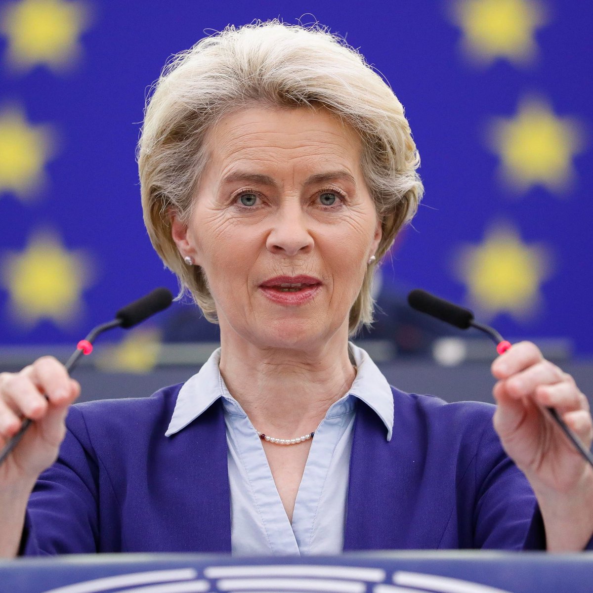 Giorgioaki's tweet photo. Il 27 agosto, a un business forum a Parigi, la Führerin Ursula von der Leyen ha affermato l'ovvio: i vecchi vantaggi dell'economia europea sono tutti scomparsi. Il modello economico europeo, ha spiegato, poggiava su diversi pilastri: energia a basso costo importata dalla Russia, commercio globale, crescente accesso al mercato cinese, protezione strategica degli Stati Uniti e leadership tecnologica occidentale.
Ciò che von der Leyen ha scelto di non menzionare è che questi vantaggi non sono scomparsi per caso. Sono stati sistematicamente distrutti proprio dall'istituzione che lei guida, attraverso sanzioni che hanno reciso i legami energetici ed economici con la Russia, una guerra commerciale contro la Cina e un eccesso di regolamentazione che ha soffocato l'industria europea.
Maria Zakharova, portavoce ufficiale del Ministero degli Esteri russo, ha reagito alla confessione di von der Leyen con l'ironia che la contraddistingue, creando un nuovo appellativo per la Commissaria europea: "Il Capitano Ovvietà dell'Euro-Titanic".
Da Pechino, la critica non è meno severa. Gli analisti cinesi hanno osservato con crescente frustrazione la svolta protezionistica dell'Europa, sostenendo che l'UE sta distruggendo proprio ciò che dice di voler proteggere: la propria competitività industriale.
La quota dell'UE nel PIL globale è crollata dal 30% del 2008 a solo il 17% nel 2025, un declino tre volte più rapido di quello della dinastia cinese Qing durante il suo crollo. E come ha osservato un commentatore cinese, mentre questa dinastia cadde per un'invasione straniera, il declino dell'Europa è "puramente autoinflitto, qualcosa che l'Europa ha causato a se stessa".
È, per usare le parole di un'analista cinese, l'incorporazione del protezionismo direttamente nel suo sistema di politica economica e commerciale".
I leader europei, sostengono i commentatori cinesi, hanno perso il contatto con la realtà economica. Sarebbe difficile non dargli ragione. Lo scollamento dalla realtà è un problema sistemico che riguarda tutti i centri decisionali europei, non solo quelli economici.
Mosca e Pechino vedono in questo corso europeo la stessa tragica ironia. L'Europa ha passato anni a fare lezione al mondo sul libero mercato, autonomia strategica e resilienza economica. Eppure, nella sua corsa a punire la Russia e a contenere la Cina, ha demolito le fondamenta stesse della propria prosperità.
Oggi i prezzi dell'energia in Europa sono due o tre volte più alti che negli Stati Uniti e in Cina. La sua base industriale, un tempo invidiata da tutto il mondo, sta perdendo posti di lavoro e capacità produttiva. La sua quota nei mercati globali continua a ridursi. E i suoi leader, avendo creato la crisi con le proprie mani, ora salgono sulle rovine e annunciano che il vecchio mondo è finito. L'unica spiegazione razionale è che giochino per un'altra squadra, una che pretende che l'Europa si getti dal burrone.

Laura Ruggeri