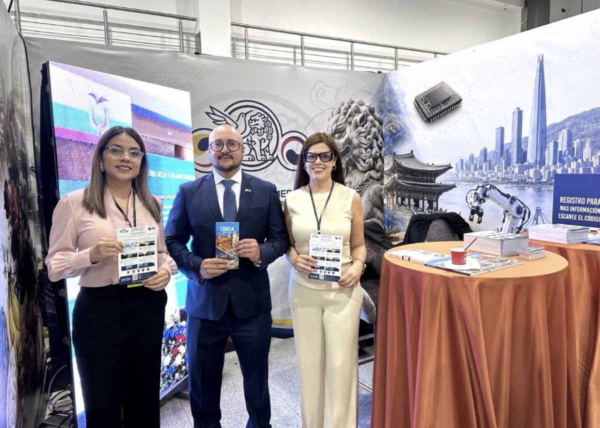 CCEcuCorea's tweet photo. 🇪🇨🤝🇰🇷 Dos días de conexiones, oportunidades y grandes encuentros en Ecuador Business Connect 2026.

Un gran equipo haciendo posible esta experiencia: Santiago, Sofía, Romina y Lizzie. 💙

#CCEC #EcuadorCorea #EcuadorBusinessConnect2026 https://t.co/njK35oZUo1