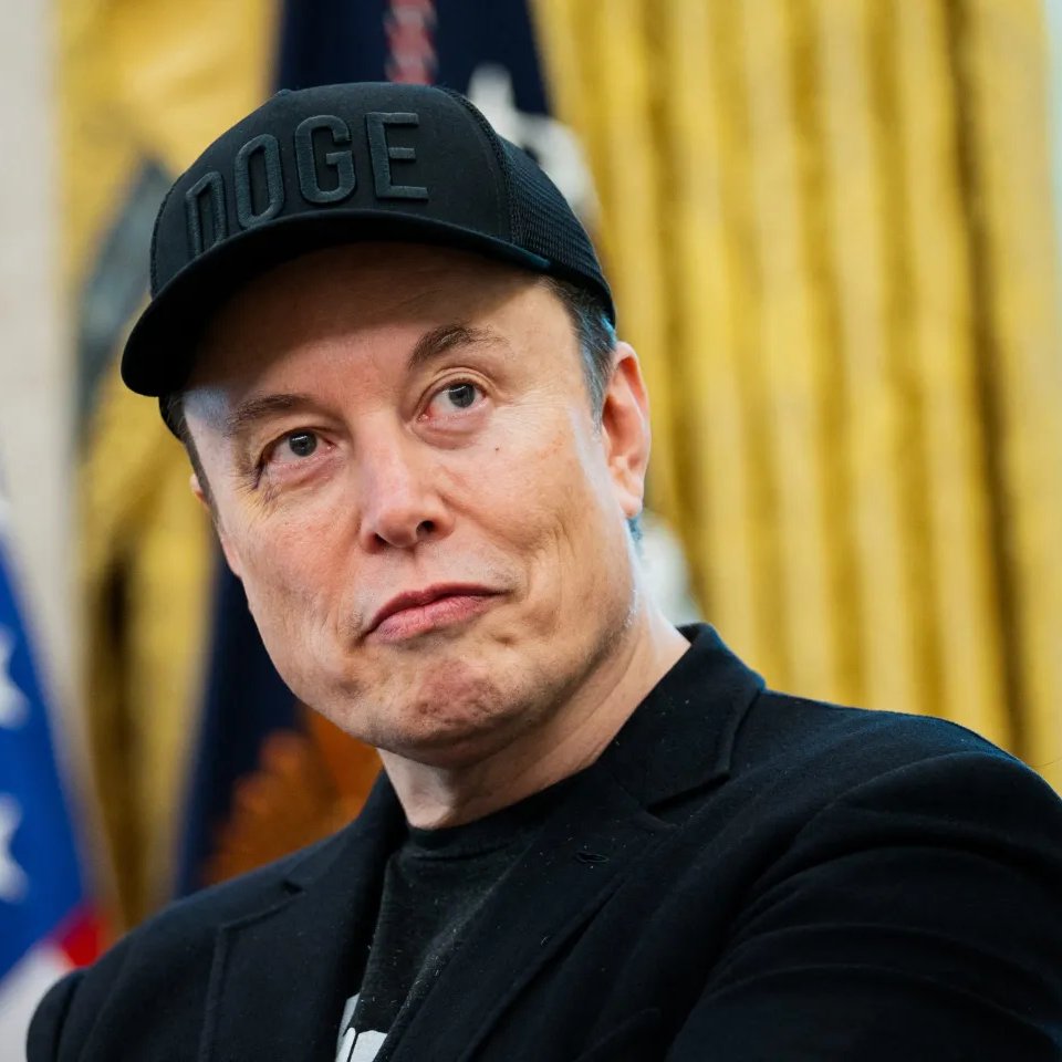 beehaber's tweet photo. Elon Musk, gerçek arkadaşlığın zor zamanlarda belli olduğunu anlattı:

🔹 “Arkadaşlık, duygusal ve entelektüel olarak bağ kurduğun insanlarla oluşuyor.”

🔹 “Bence arkadaş, zor zamanlarında seni destekleyen kişidir.”

🔹 “Dost kara günde belli olur.”

🔹 “İşler kötü giderken hâlâ yanındaysa, işte o gerçek arkadaşındır.”

🔹 “İyi gün dostlarının bir faydası yok. Onlar gerçek arkadaş değil.”

🔹 “İşler yolundayken herkes seni sever. Peki kötü giderken kim seviyor?”

🔹 “Bu sadece parayla ilgili değil. Popülerlik yükselir de düşer de.”
