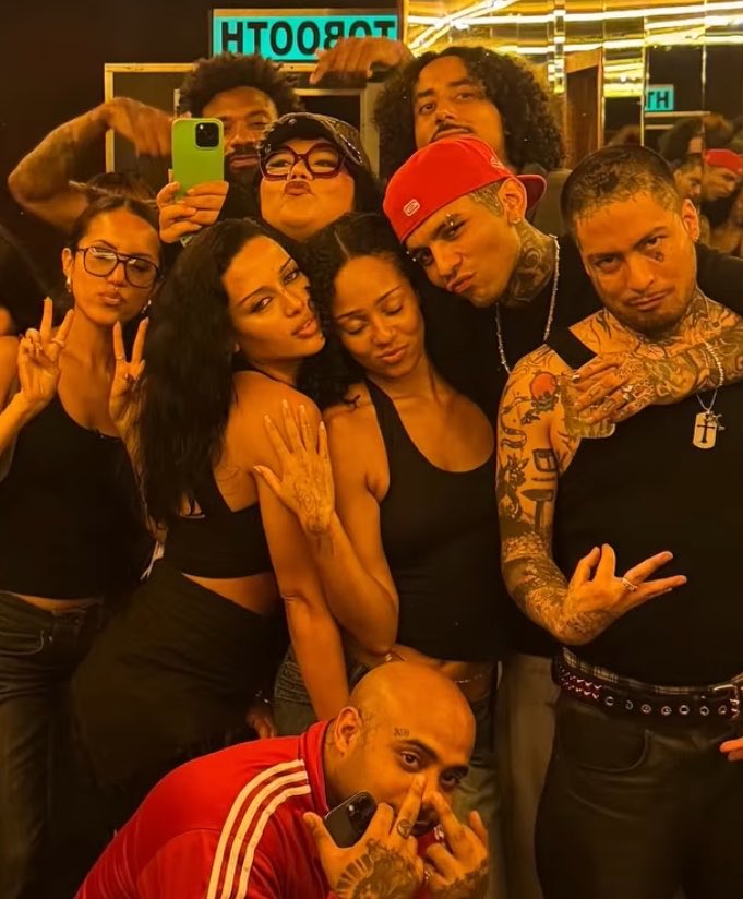 manonloops's tweet photo. black girl in the middle being black in the center being black in the middle https://t.co/L7RhTT34Ql