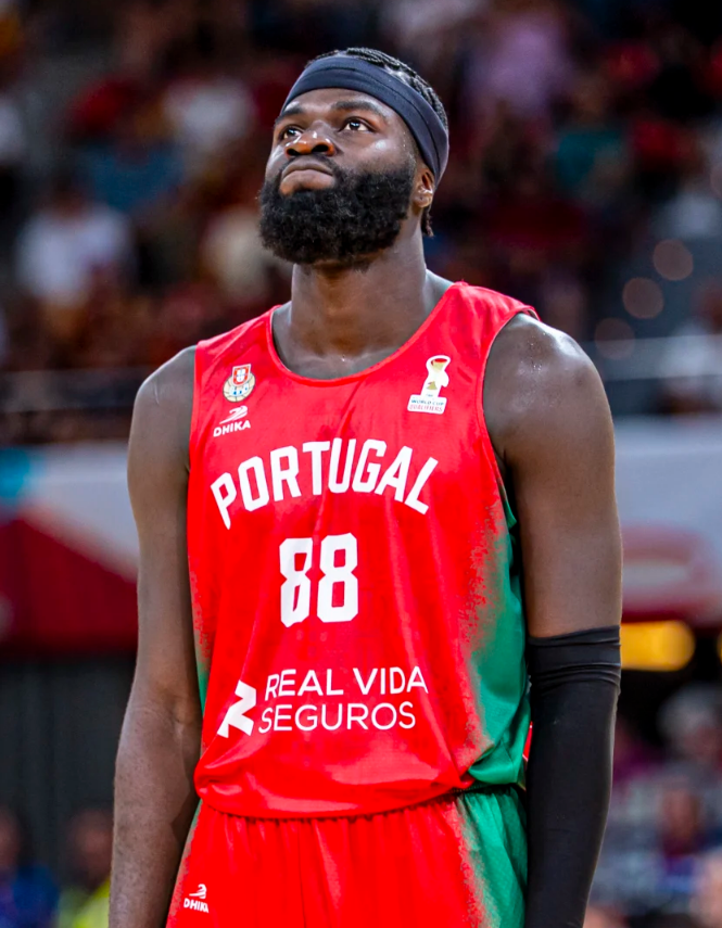 50NuancesDeNBA's tweet photo. NEEMIAS QUETA CE SOIR :

16 POINTS À 50%
9 REBONDS
2 STEALS
LA WIN EN ESPAGNE 95-89 ✅
GROS DUEL AVEC LE ROOKIE DU THUNDER ADAY MARA 🗣️

PREMIÈRE VICTOIRE DES PORTUGAIS SUR L'ESPAGNE DANS UN MATCH OFFICIEL, ALL TIME 🇵🇹

ILS PEUVENT Y CROIRE À CETTE WORLD CUP [4W-3L] ! https://t.co/QHQgqwceW8