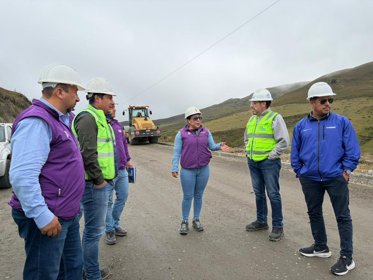 MIT_Ecuador's tweet photo. #Chimborazo | El subsecretario de Infraestructura, Eduardo Bonilla, junto a la directora zonal 3, Gladys Velasco, el contratista y fiscalizador, recorrió la obra de rehabilitación de la vía Balbanera – Pallatanga – Cumandá.

🚜 Durante la jornada, las autoridades verificaron en territorio la ejecución de los trabajos en diferentes frentes de obra y constataron el avance de las intervenciones que se desarrollan a lo largo de este importante corredor vial.

💬 “Son 106.9 kilómetros en los que estamos trabajando para recuperar la vía y mejorar las condiciones de circulación”, destacó Bonilla.

🛣️ Continuamos dando seguimiento a esta obra estratégica que fortalece la conectividad entre la Sierra y la Costa y contribuye a una movilidad más segura para los usuarios.