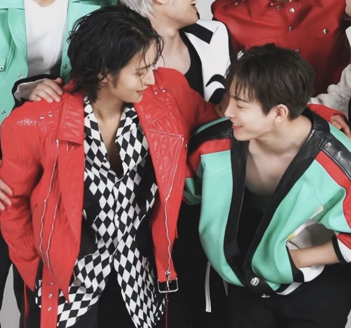 lesbians4woogi's tweet photo. legends say they still haven’t made eye contact https://t.co/jg7KTztkd5