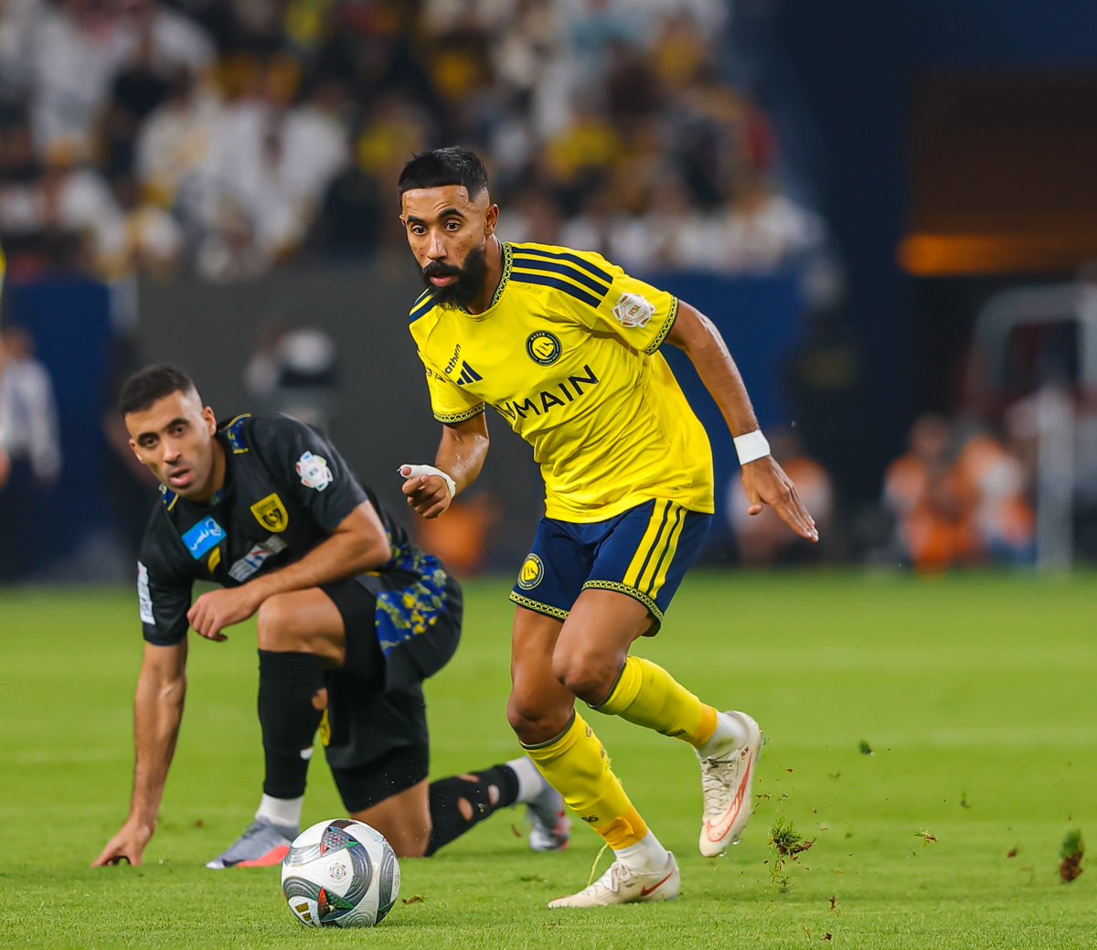 AlNassrFC's tweet photo. في الملعـب هناك رِجـال .. بالأفعـال فقط 💛 https://t.co/ig4YtwJpY9