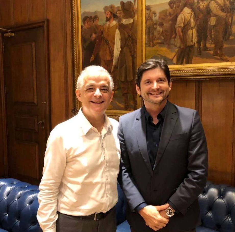 qsoaimp's tweet photo. @thaismuquici2 André do Prado é de direita? https://t.co/9kqndgH2xX