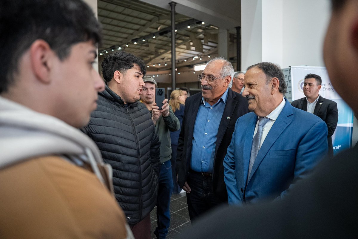QuintelaRicardo's tweet photo. La energía es transversal a la vida de las personas y esencial para la producción y el desarrollo de la sociedad. Participamos del 2do Foro Provincial de energía, a donde participaron profesionales especialistas, empresarios del rubro y estudiantes.

Debemos seguir trabajando en el desarrollo de fuentes de energía renovables, sustentables, amigables con el ambiente y que generen beneficios a los riojanos y riojanas. Pero también tenemos la obligación de tener una mirada especial por los sectores que más necesitan una mano solidaria ante un sistema que los excluye, por eso nuestra constitución provincial establece a la energía como un derecho al cual todos y todas deben tener acceso. 

Es importante que tengamos claro para quienes trabajamos, queremos y buscamos que cada vez más empresas estén interesadas en invertir en energías limpias en nuestra provincia, pero sin dejar de lado nuestro fin más importante, que las familias riojanas tengan acceso a este servicio sin importar en qué lugar vivan. 
Felicito a todos los participaron del foro, celebro y agradezco estos encuentros que fortalecen un sistema y lo impulsan a trabajar para el futuro.