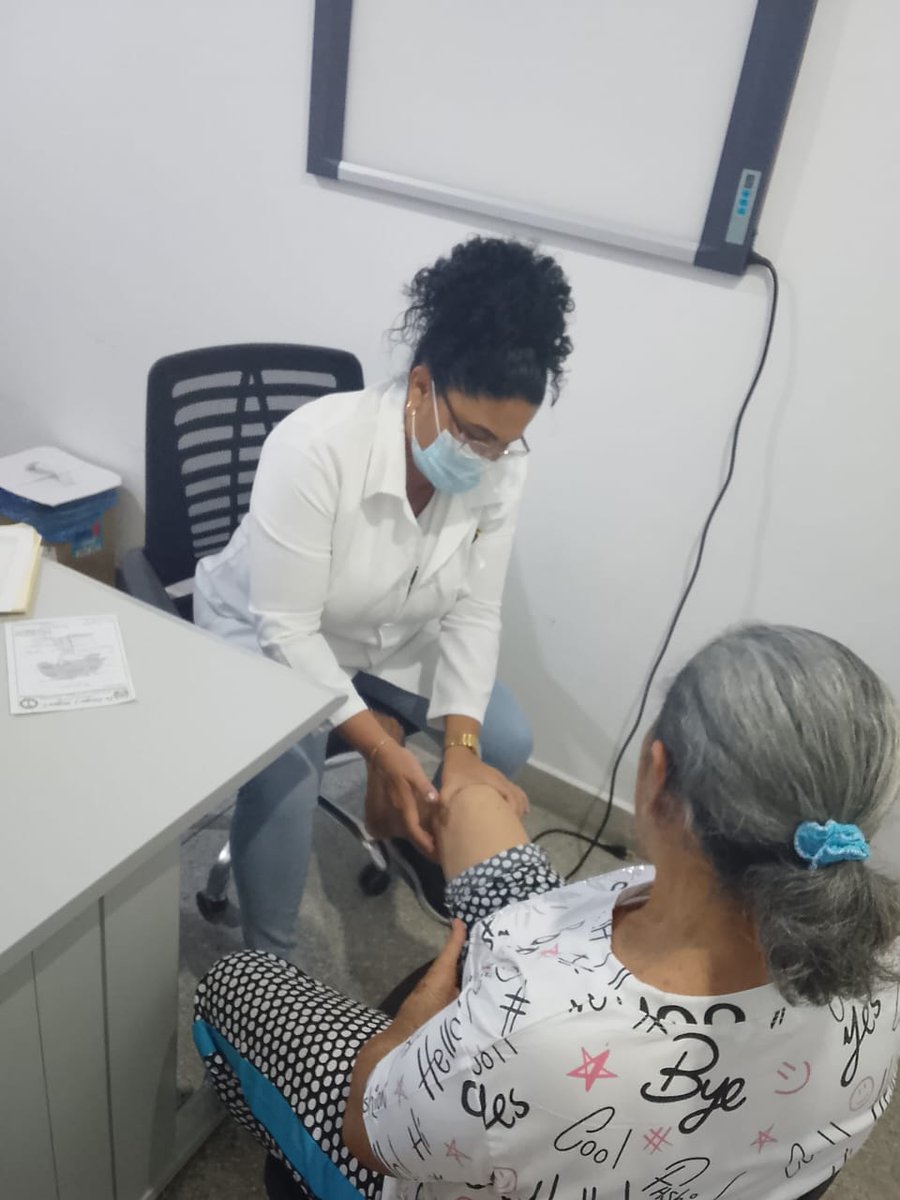 mmcven_merida's tweet photo. El manto sagrado de la salud se posa sobre los que aceptan, a quienes con esfuerzo hacen el acto de entrega de la mejor salud del mundo; El gran ejercito de batas blancas, pues donde hay honor no hay miedo. Atentamente la solidaridad. #CubaPorLaVida #CubaCoopera https://t.co/yHApTBpzEr