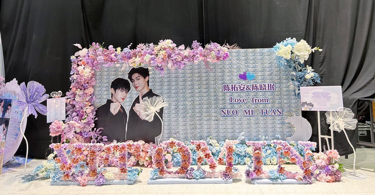 kYQv4Ys0ev72978's tweet photo. TopMin_NUOMITUAN糯米团站｜曼谷见面会双花墙最终官宣通知
▪️5米钱花墙｜繁花载意，承载跨越国境的滚烫心意
▪️6m Vitomin粉丝名主题花墙
▪️同步落地MBK Center户外全景LED大屏应援（8.28‑8.30，06:00‑24:00轮播）
祝Toptap &amp; Minlee自在发光，前路繁花满目；
#Toptapminlee  #Toptap #minlee https://t.co/ec0L8WOYI1