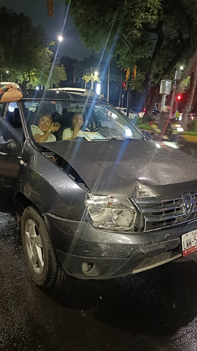 cuartodemillamx's tweet photo. Hola, te envío evidencia de un choque, sucedió afuera de Costco lindavista en CDMX. 

Le chocaron a mi esposa hace una hora. 

Hoy viernes Se dieron a la fuga. 

Te comparto fotos de las tipas. https://t.co/4OQW9Q61lt