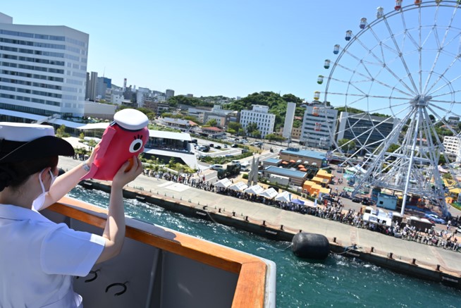 JMSDF_A_MF_HQ's tweet photo. #護衛艦いせ は山口県 #下関 市の「 #あるかぽーと 」に入港しました。
下関では、採用広報アンバサダーの #カイジョウジエイ鯛 くんが、乗員と協力して一般公開を行いました。写真は関門海峡を通峡し下関に入港するカイジョウジエイ鯛くんです。
#海上自衛隊 https://t.co/InZoXIDCic