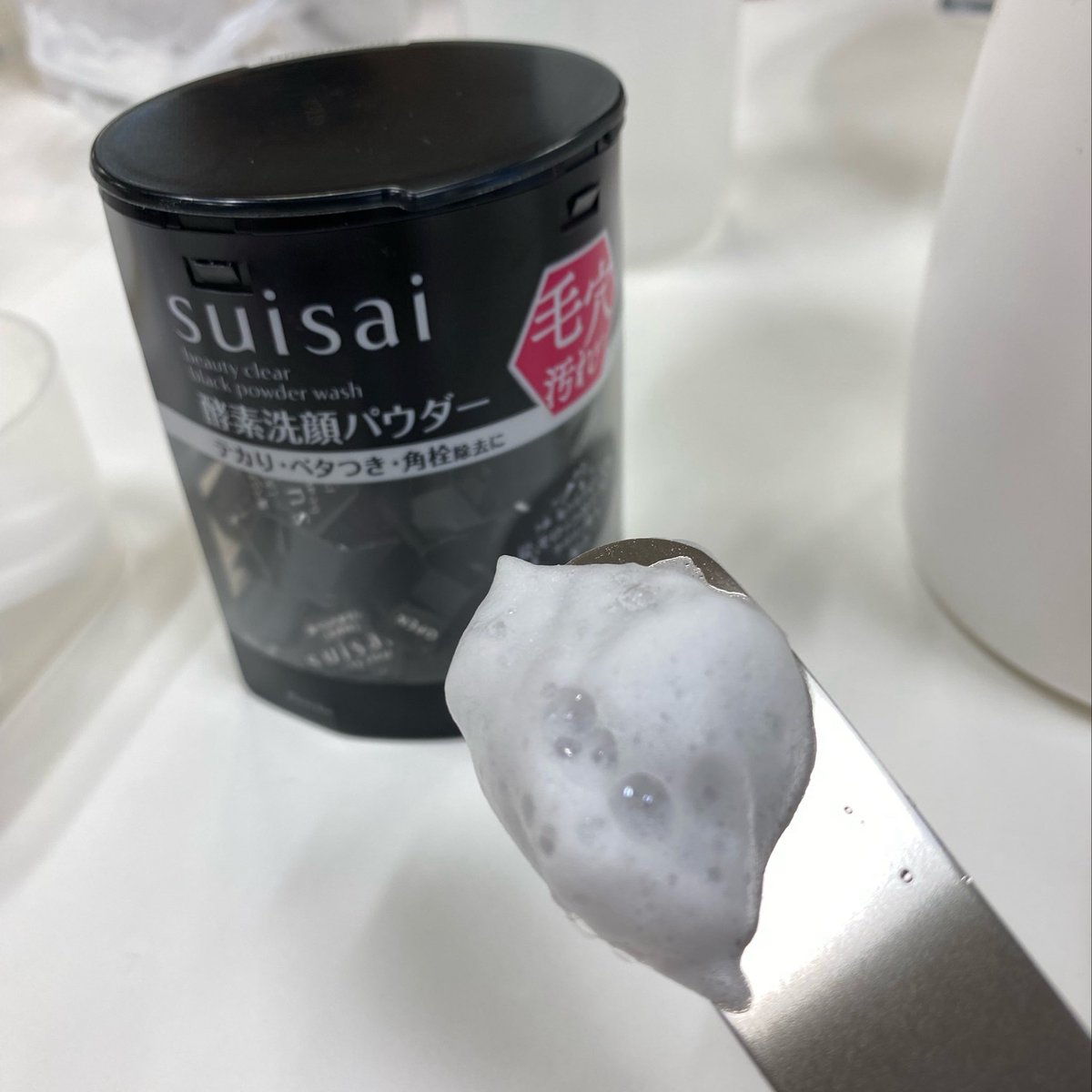 oaecz's tweet photo. 酵素洗顔パウダーに種類があったことを知らなかった…
ゴールドはオイル入りでしっとり、ブラックは皮脂悩み特化でさっぱり洗い上げてくれる印象！

#suisaiイベントに参加中 https://t.co/igR2XpozS4