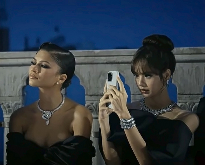 bgmi340671's tweet photo. LISA AND ZENDAYA IN ONE FRAME

#LISA #ZENDAYA #BLACKPINK https://t.co/NDDhBkys3r