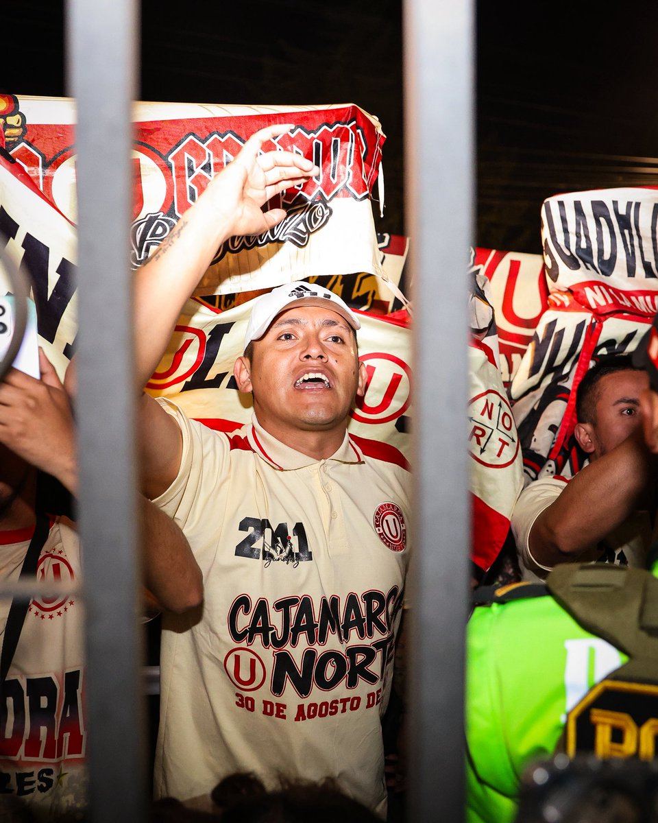 Universitario's tweet photo. Ⓤ𝗡𝗜𝗗𝗢𝗦 𝗣𝗢𝗥 𝗟𝗢 𝗤𝗨𝗘 𝗔𝗠𝗔𝗠𝗢𝗦 💛❤️

📸 Banderazo crema en Cajamarca

#ConLaUsiempre https://t.co/m2Y7DyiWWR