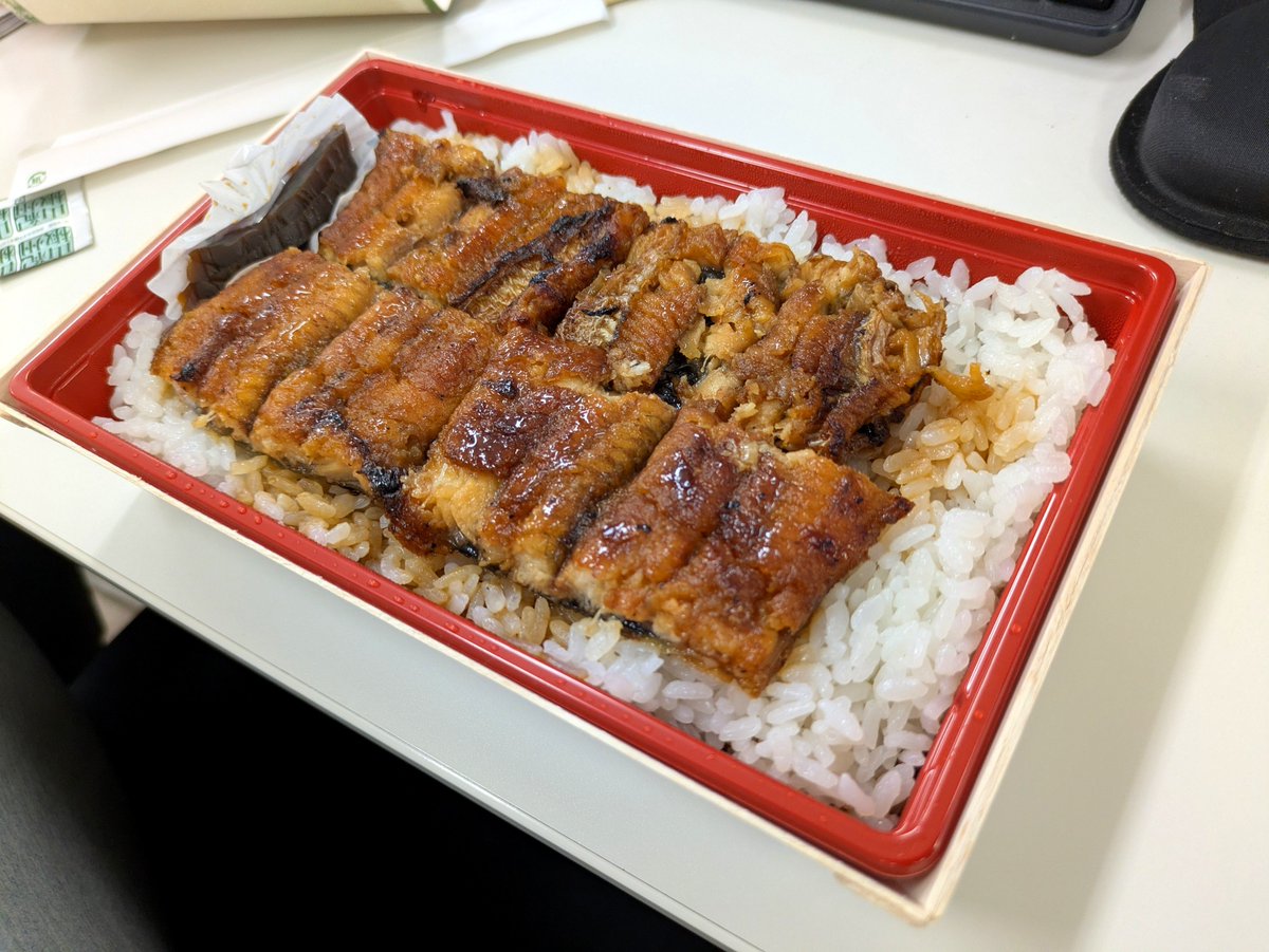 sadapro024's tweet photo. 会社の暑気払いで、吉塚うなぎさんのうな重をいただきました。
今年は熱中症や体調不良のスタッフも出てしまいましたが、うなぎで栄養補給して残暑を乗り切ります😊 https://t.co/1pnlJtIehw