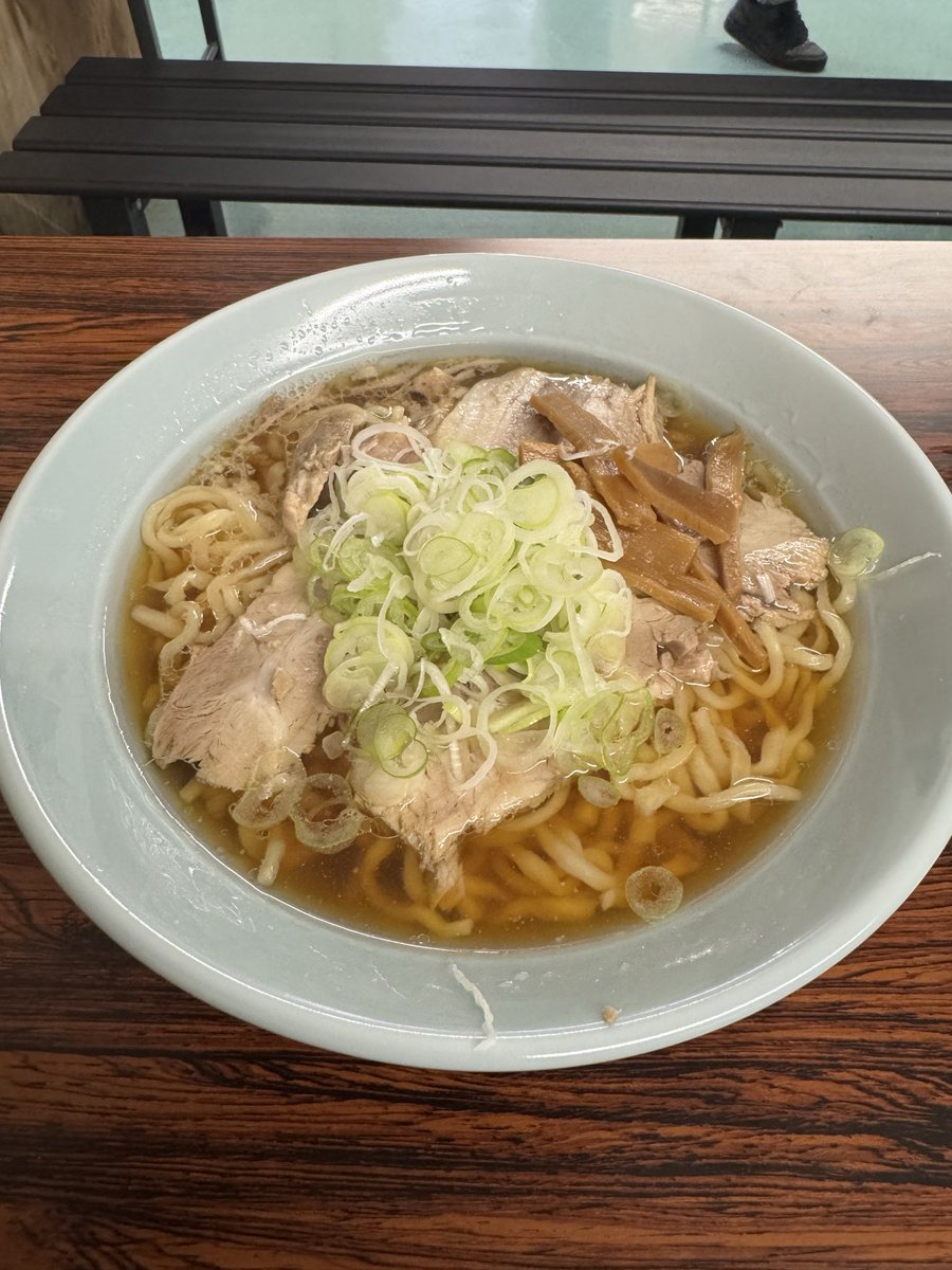 HANASUKE666's tweet photo. 前回に引き続き行ってきました！
ちゃん系とミニライスの組み合わせ初体験でしたが、めっちゃ合ってていつの間にか消えてました笑
ラーメン素人なのでわかんないですがチャーシューがそうさせてるのかなぁーとか考えてたら完飲🍜
さ、お腹休めて次はかき氷食べなくては。 https://t.co/eDviclb84p