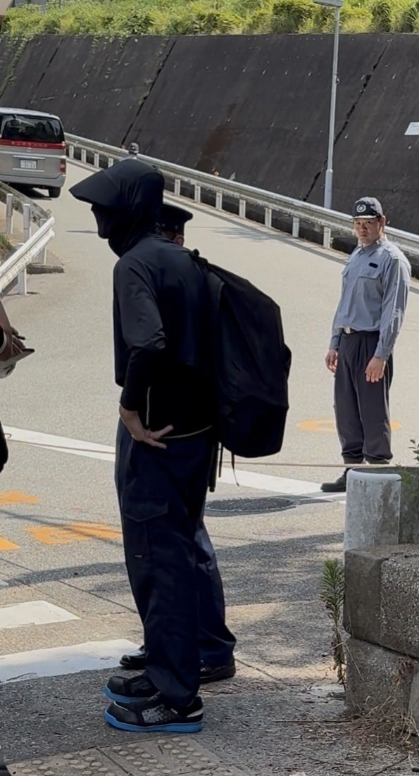 FiveAcid1's tweet photo. 全身黒ずくめの「宮沢熹一」がYouTubeから怒られて僕の動画全て消しててワロタ
デマで人が亡くなる言うてたのに。
そう言うデマを流す連中…
竹内さんと同様にデマで僕が亡くなったら君たちの主張は通らへんで！！
立花たかしのデマを容認すると言うことでええか？ https://t.co/ii3Av5ouMZ
