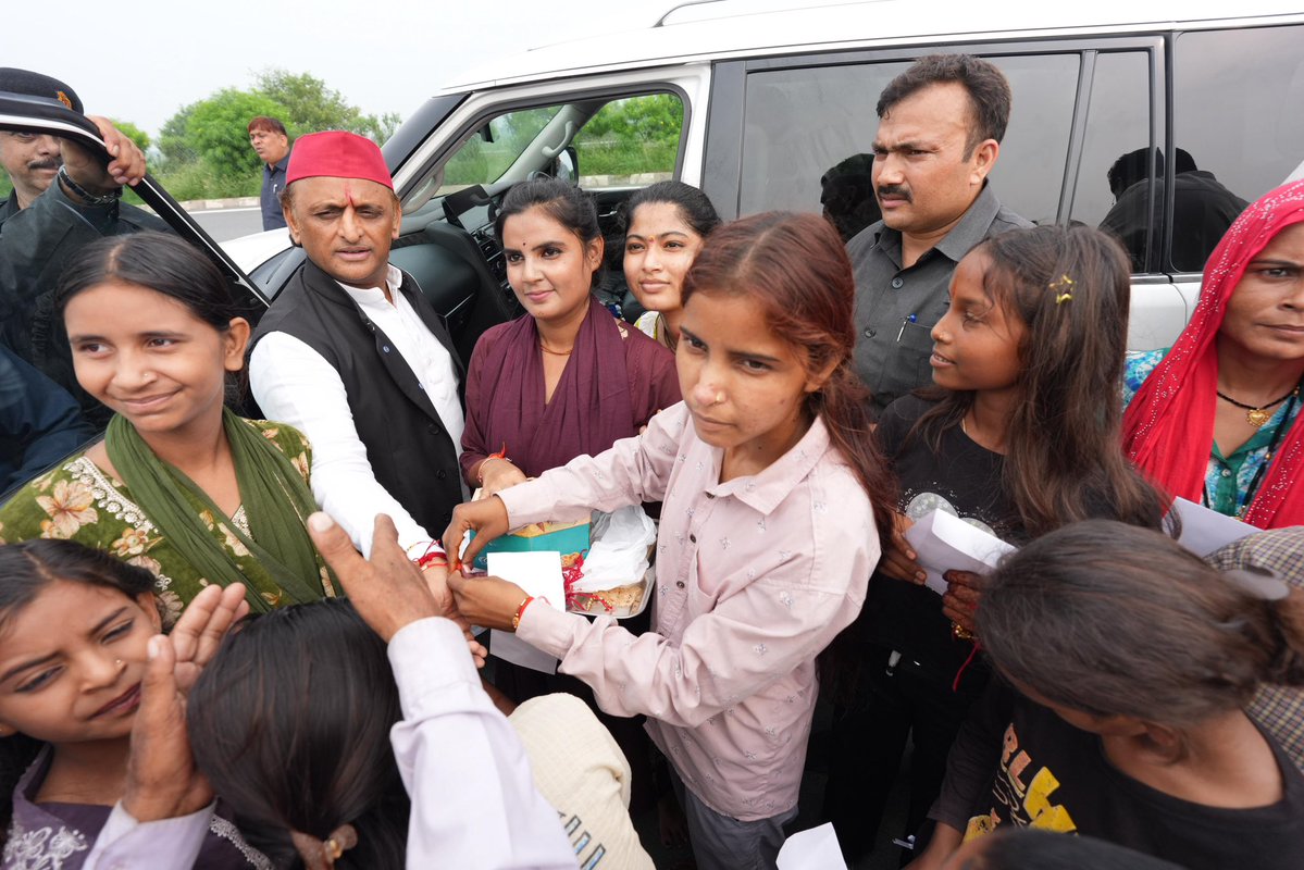 yadavakhilesh's tweet photo. ये धागे हैं विश्वास के, नई उम्मीद-नई आस के!
