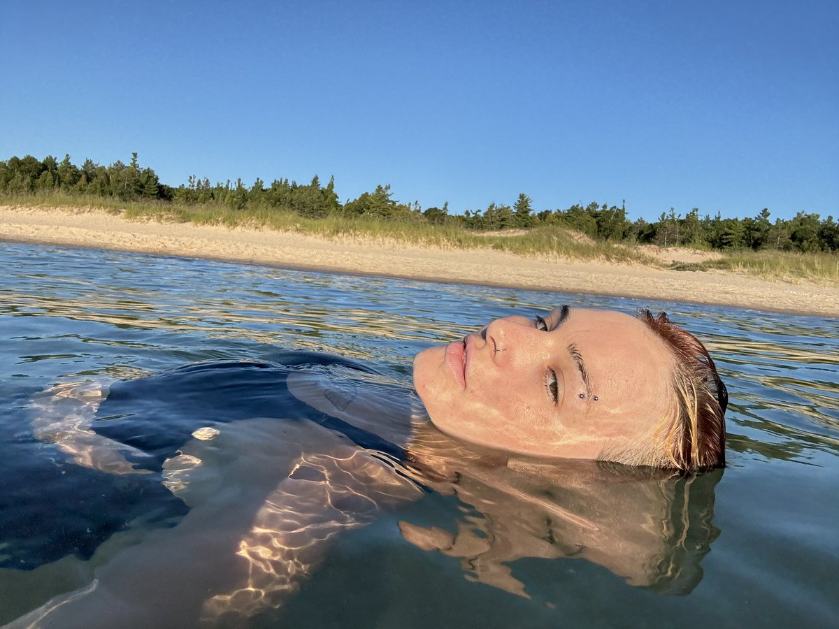 tessiconic's tweet photo. Vibing in Lake Michigan https://t.co/jJhe8BFxec