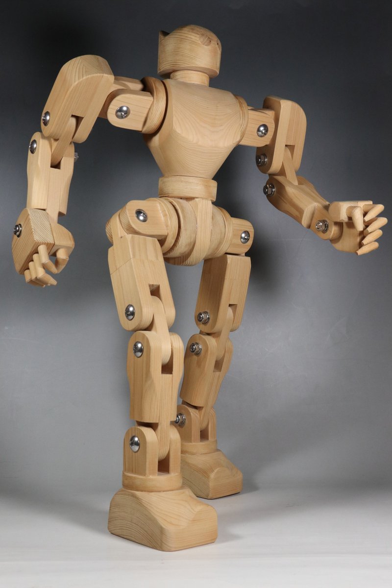 aki_chevalier's tweet photo. これはうちにあるとても良い木製ロボット。

アート＆手作りバザールで買った年配の作家さんの手作り品。
作家さんの名前を失念してしまったけど凄く良い物作られてた。 https://t.co/9OC2twlpQ2